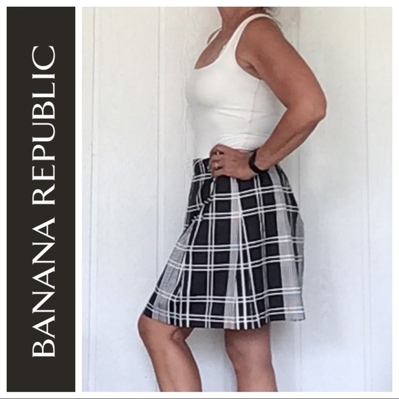 BANANA REPUBLIC BLACK AND WHITE FLARED SKIRT SIZE 8 - Picture 2 of 9